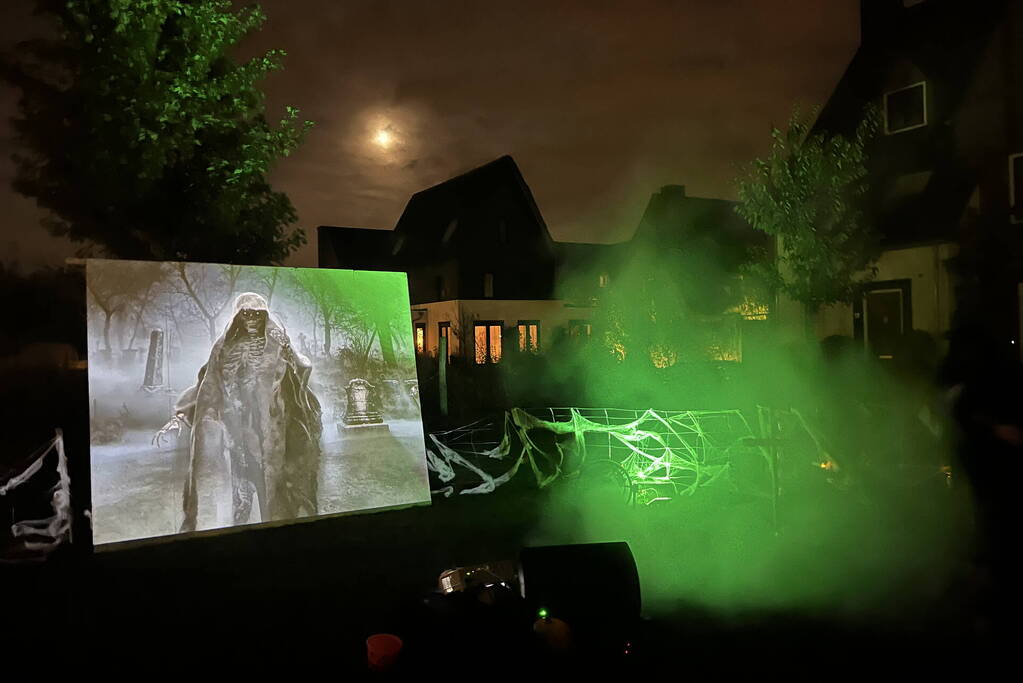 Veel mensen de straat op voor enge Halloweentocht