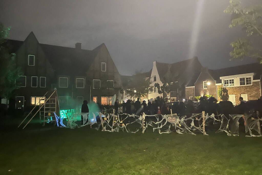 Veel mensen de straat op voor enge Halloweentocht