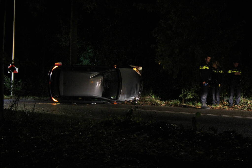 Auto op zijkant door ongeval