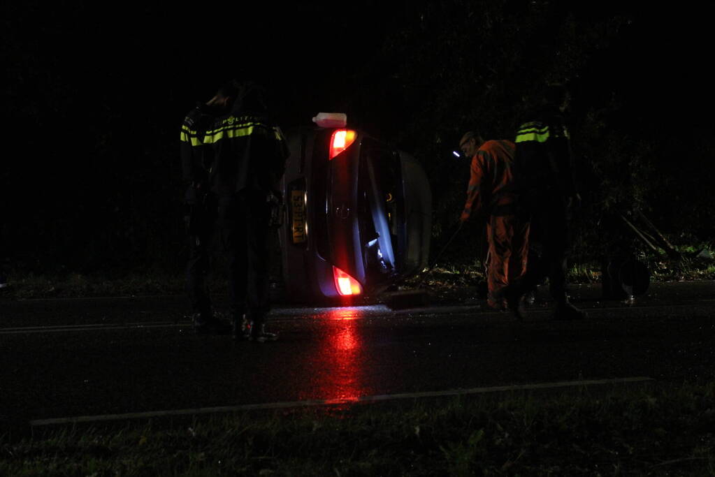 Auto op zijkant door ongeval