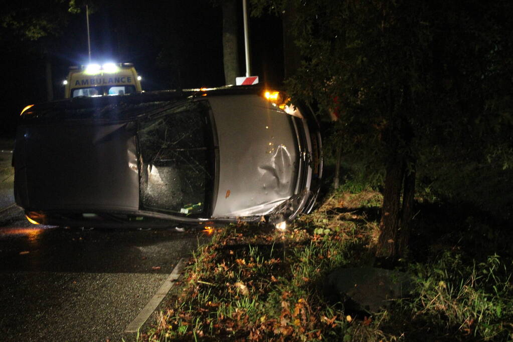 Auto op zijkant door ongeval