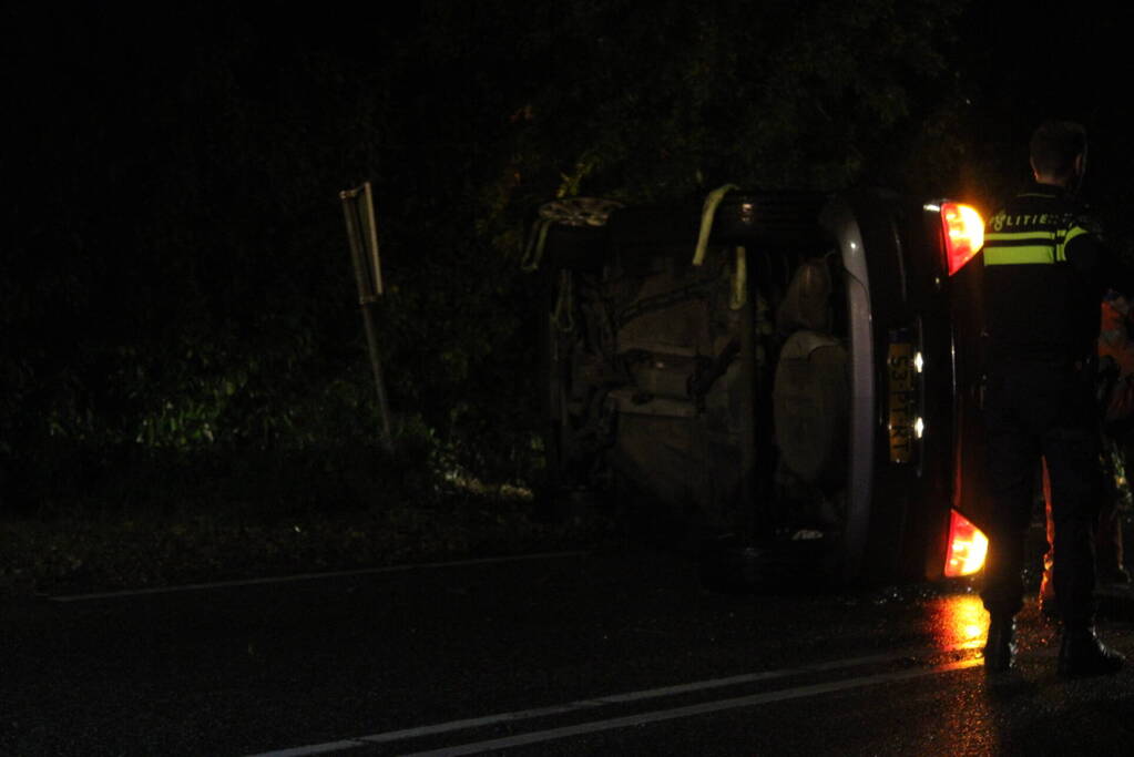 Auto op zijkant door ongeval