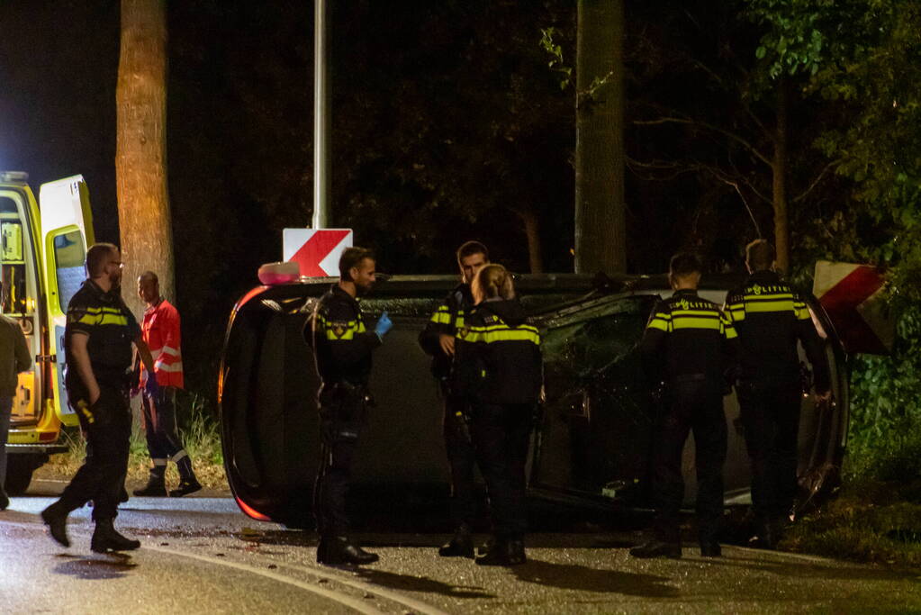 Auto op zijkant door ongeval