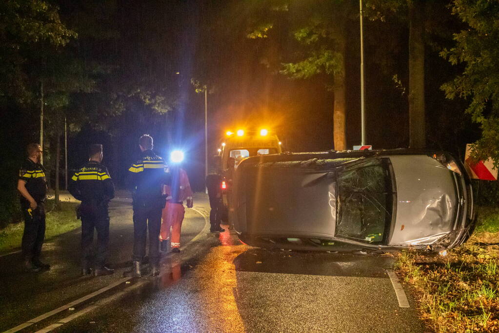 Auto op zijkant door ongeval