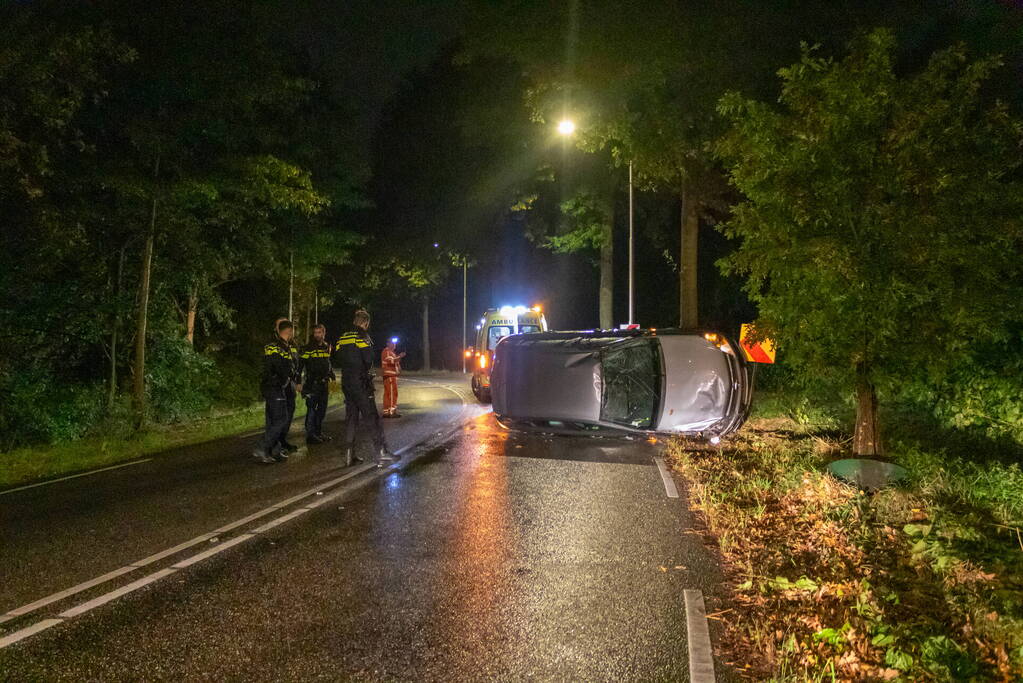 Auto op zijkant door ongeval