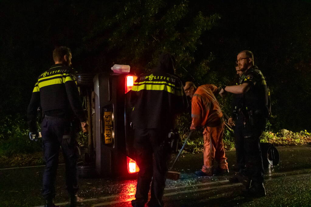 Auto op zijkant door ongeval