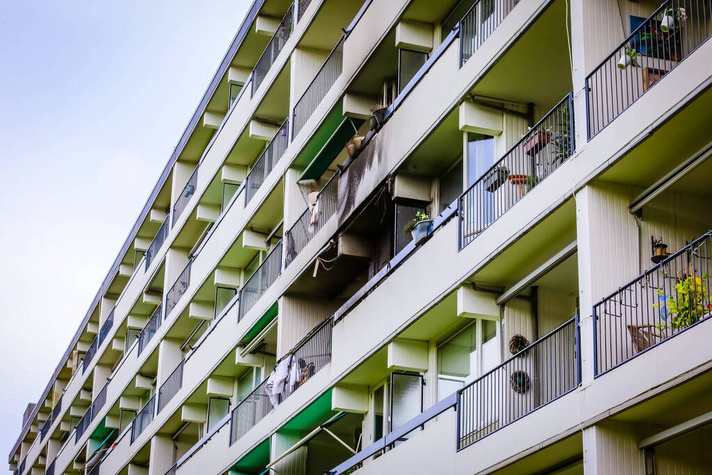 Felle brand zorgt voor veel schade in flatwoning