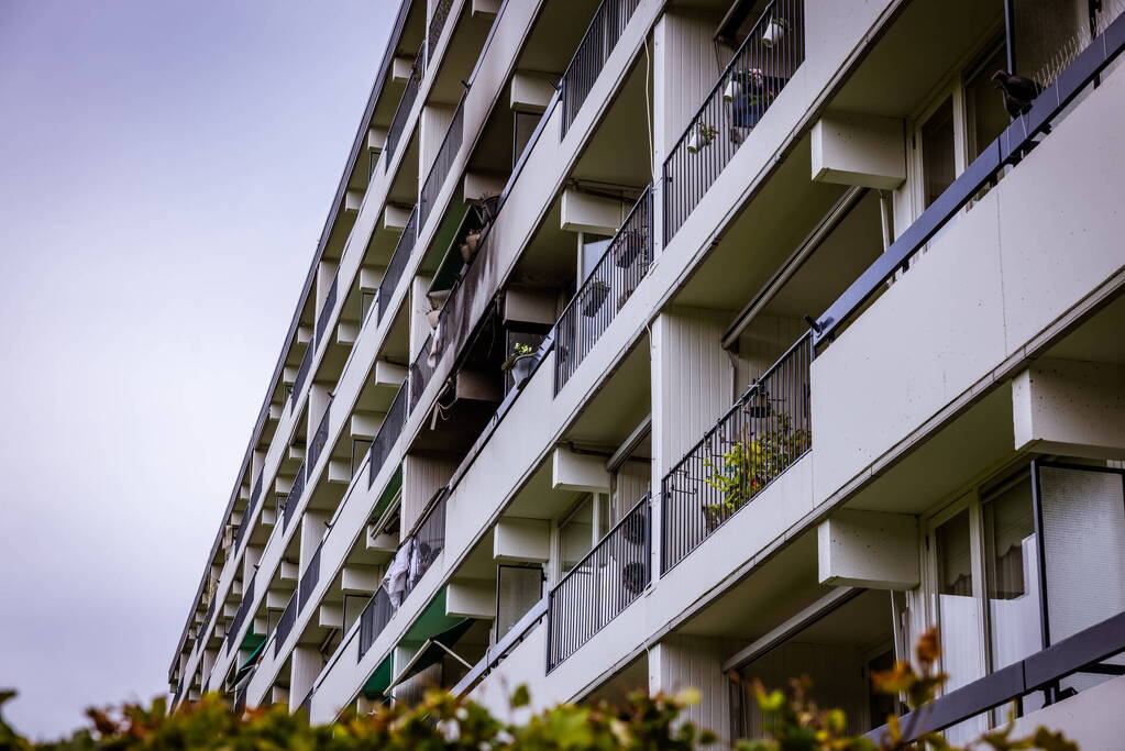 Felle brand zorgt voor veel schade in flatwoning