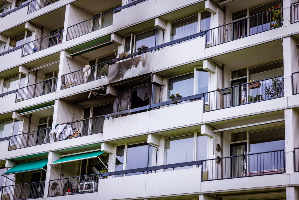 Felle brand zorgt voor veel schade in flatwoning