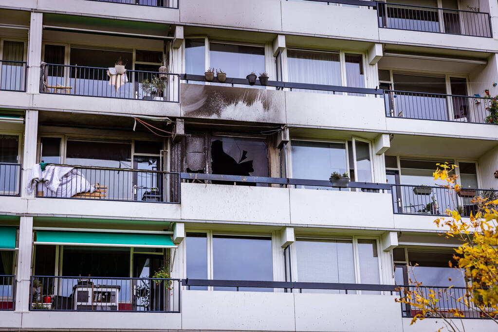 Felle brand zorgt voor veel schade in flatwoning