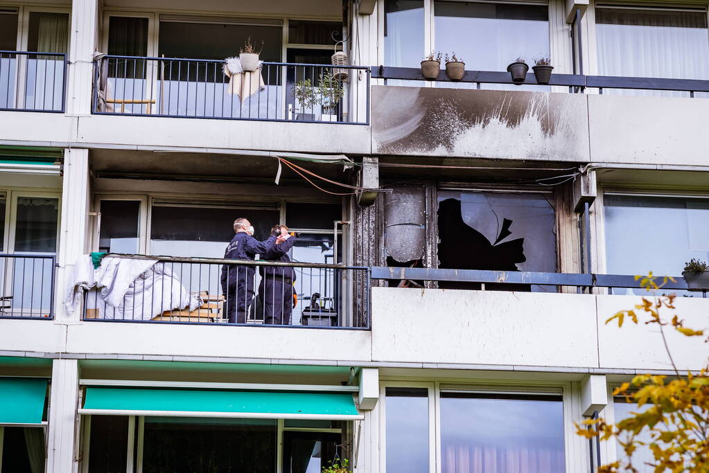 Felle brand zorgt voor veel schade in flatwoning