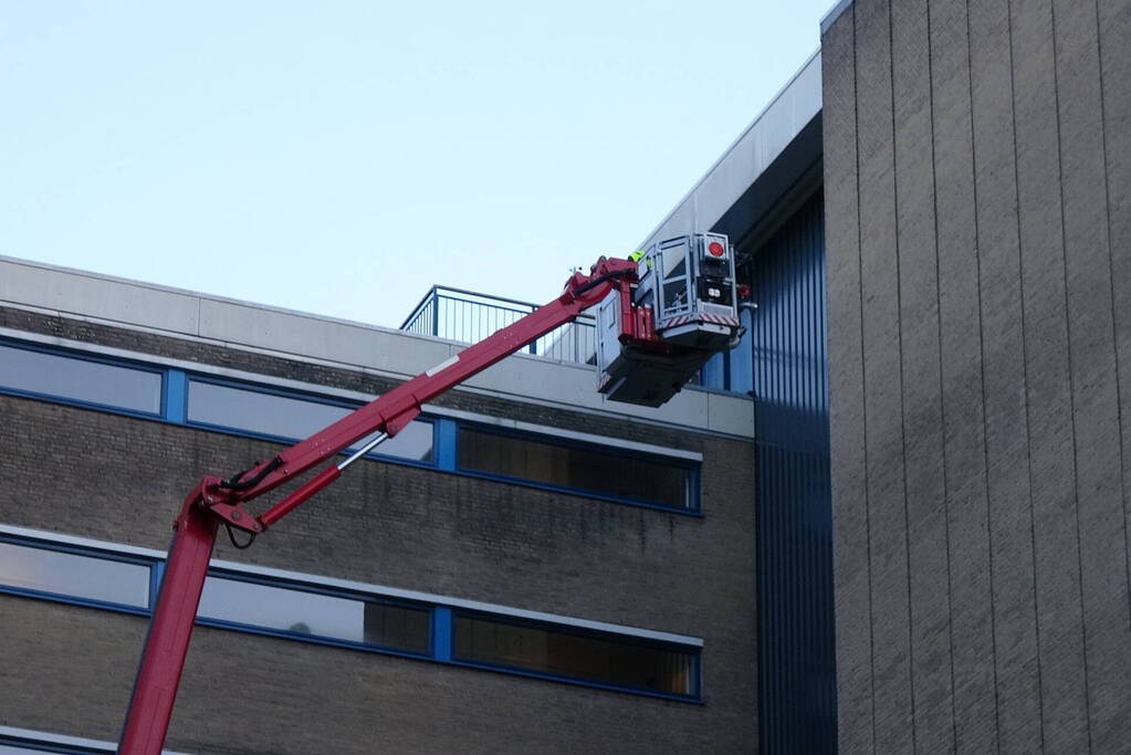 Brandweer controleert flat op mogelijke brand