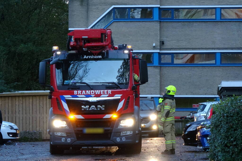 Brandweer controleert flat op mogelijke brand