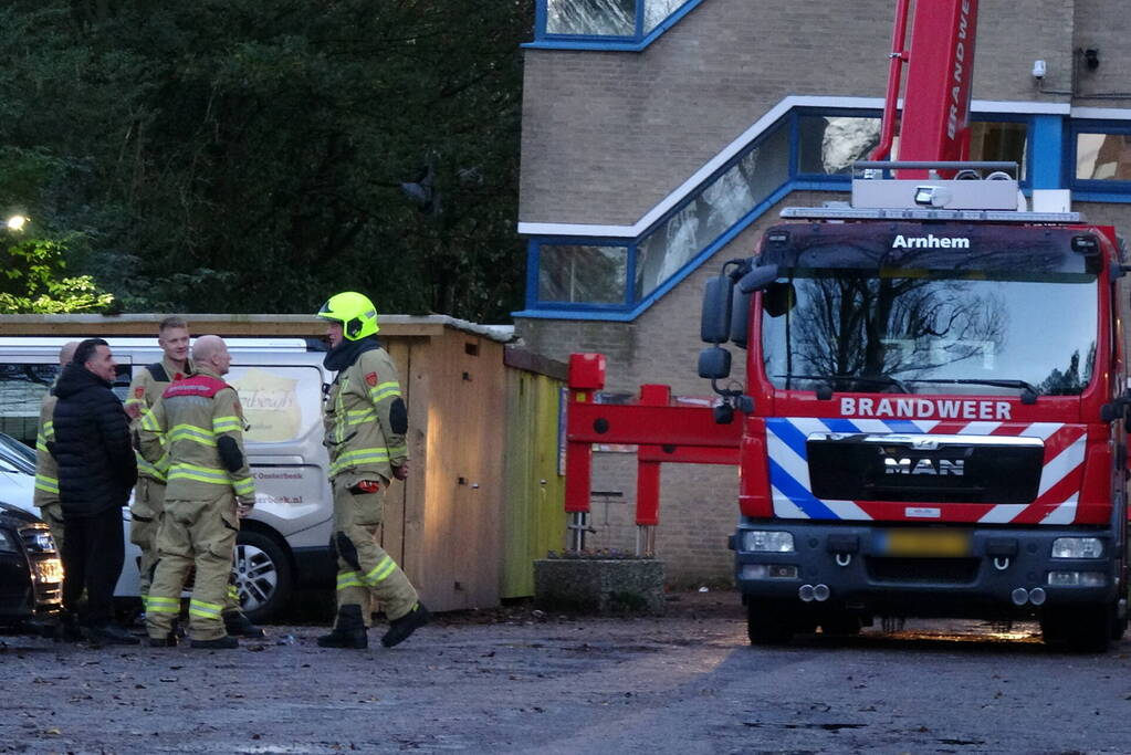 Brandweer controleert flat op mogelijke brand