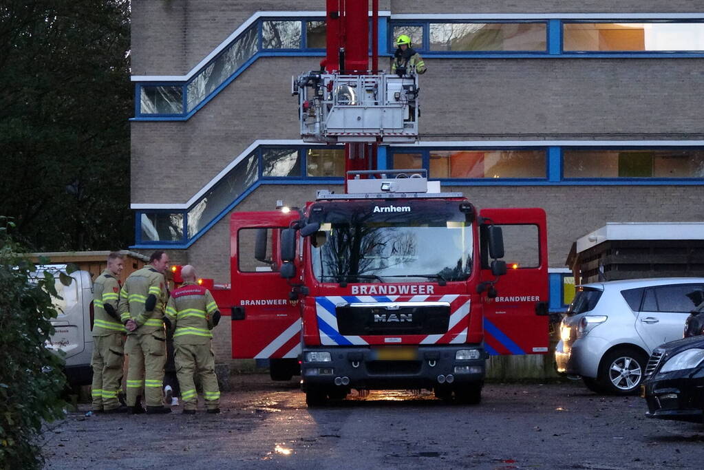 Brandweer controleert flat op mogelijke brand