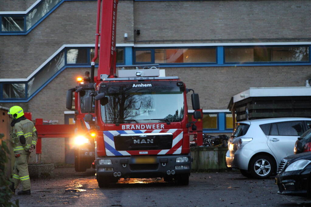 Brandweer controleert flat op mogelijke brand