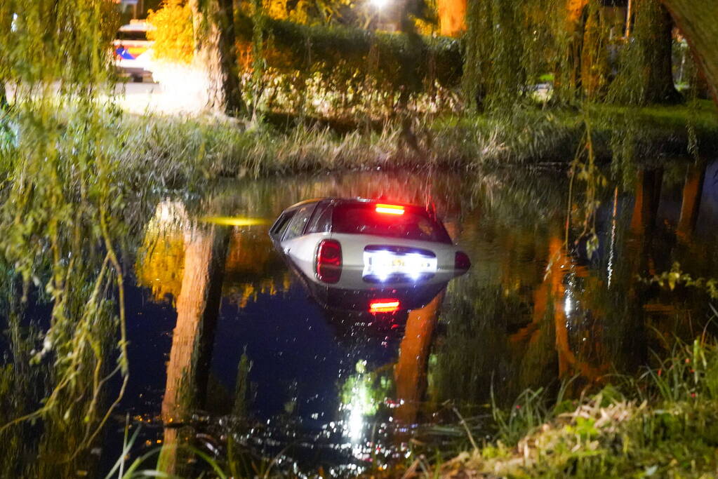 Auto in de bocht te water