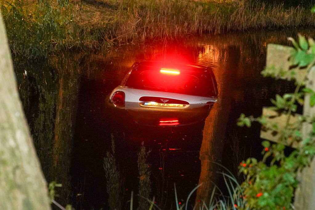 Auto in de bocht te water