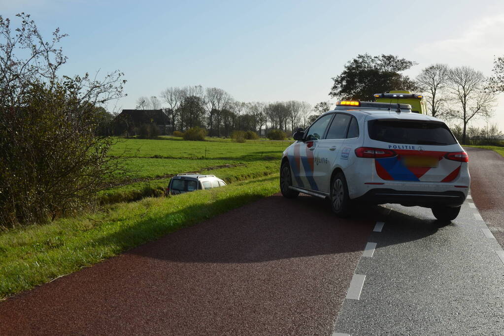 Automobilist belandt in sloot bij eenzijdig ongeval