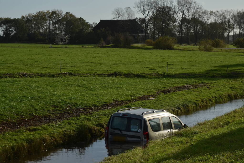 Automobilist belandt in sloot bij eenzijdig ongeval