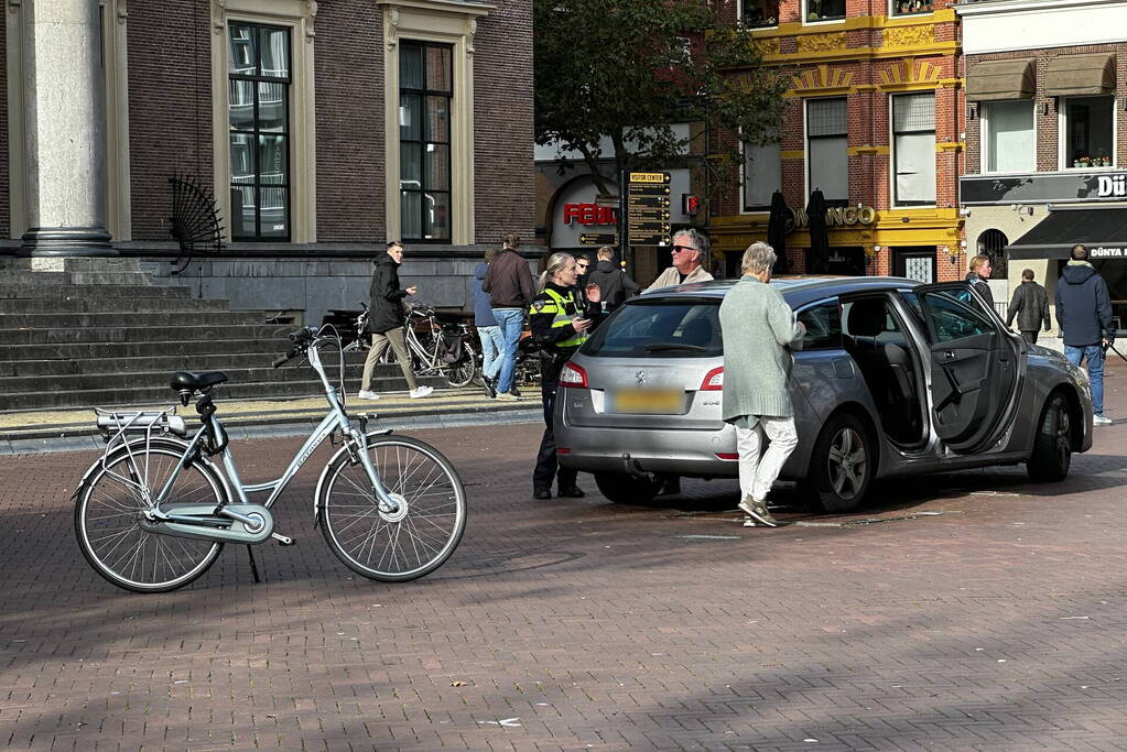 Fietser en auto botsen