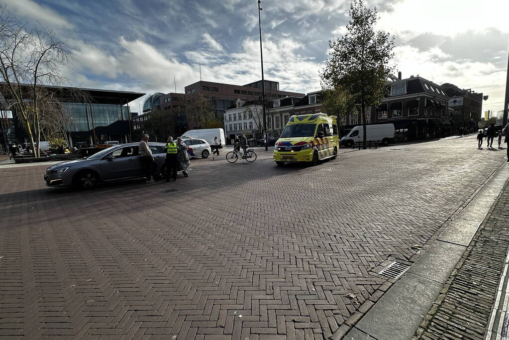 Fietser en auto botsen