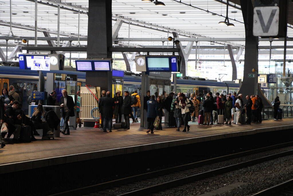 Gestrande reizigers en geen treinen door geknapte bovenleiding