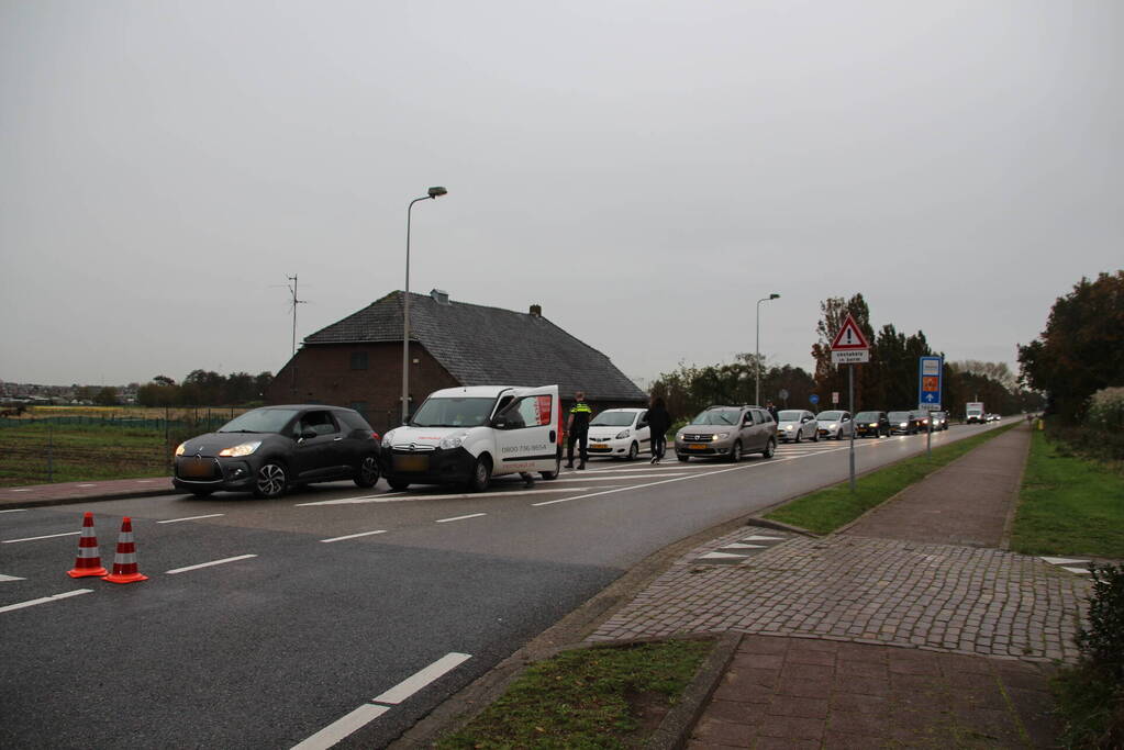 Meerdere voertuigen en scooter betrokken bij aanrijding