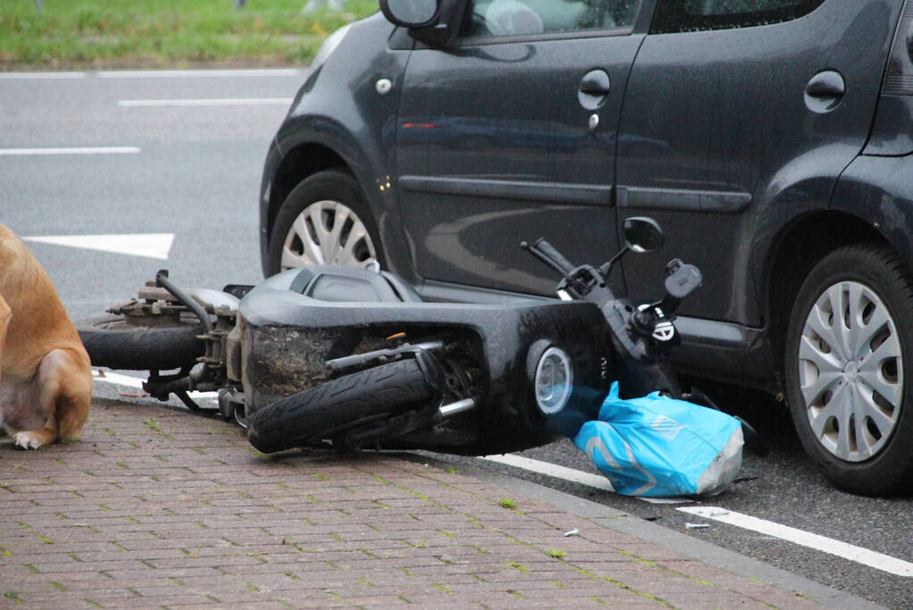 Meerdere voertuigen en scooter betrokken bij aanrijding