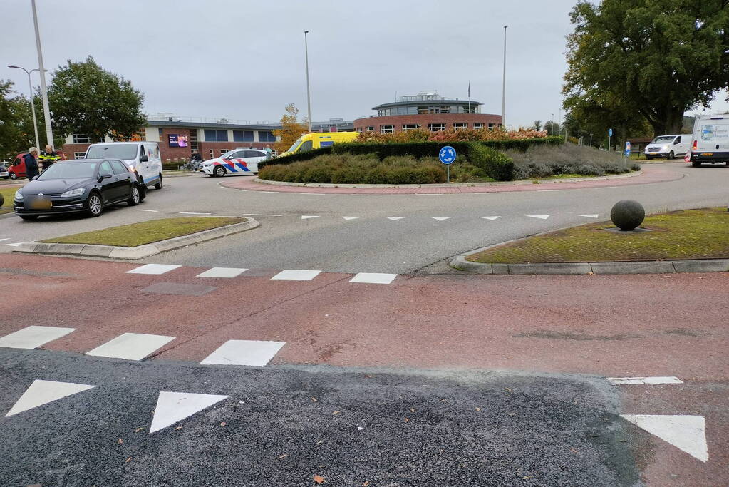 Bestelbus botst achterop personenauto