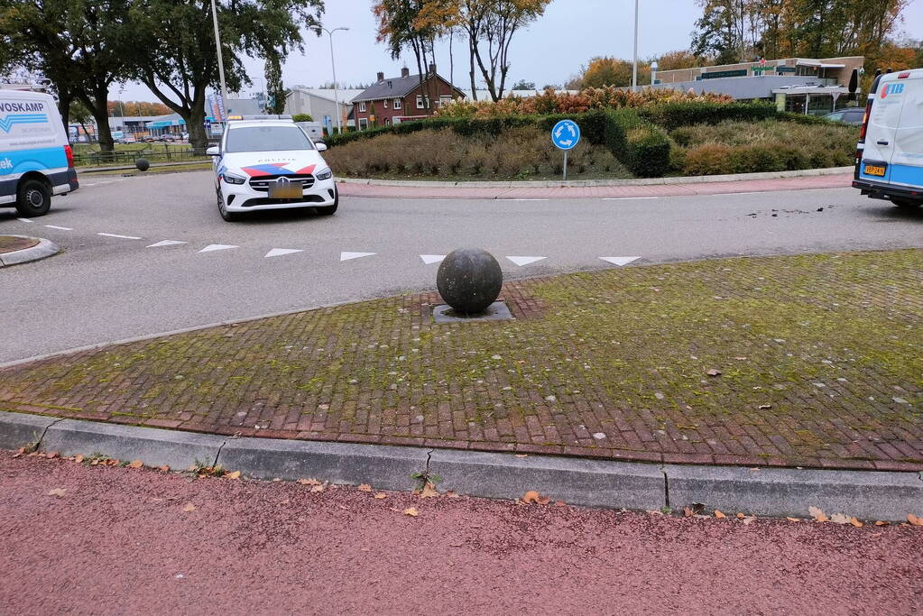 Bestelbus botst achterop personenauto