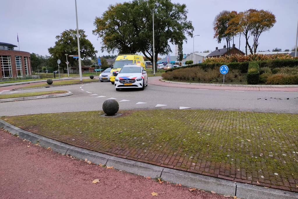 Bestelbus botst achterop personenauto