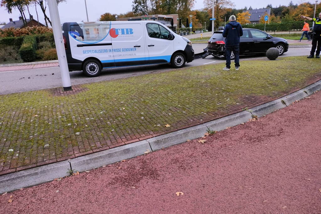 Bestelbus botst achterop personenauto