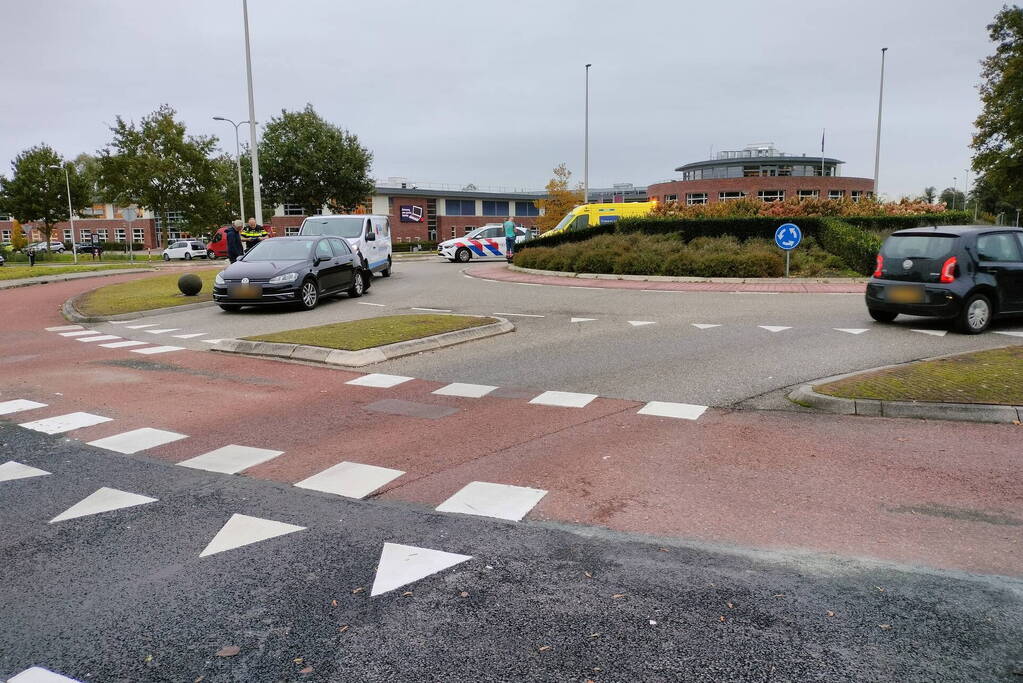 Bestelbus botst achterop personenauto