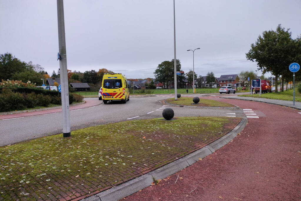 Bestelbus botst achterop personenauto