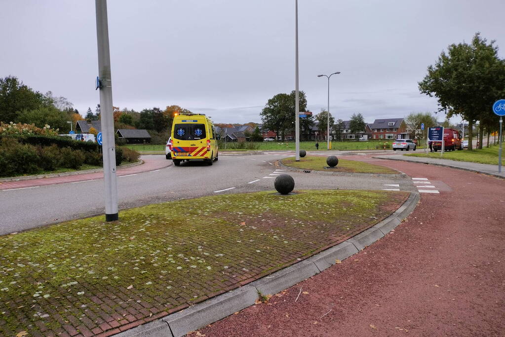 Bestelbus botst achterop personenauto