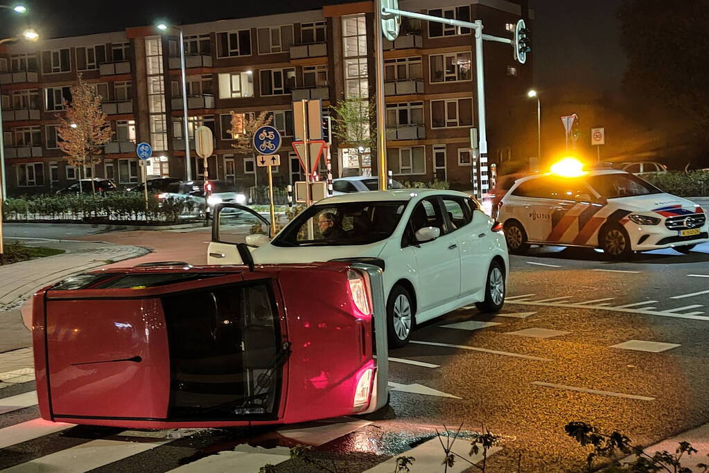 Brommobiel belandt op zijkant bij aanrijding