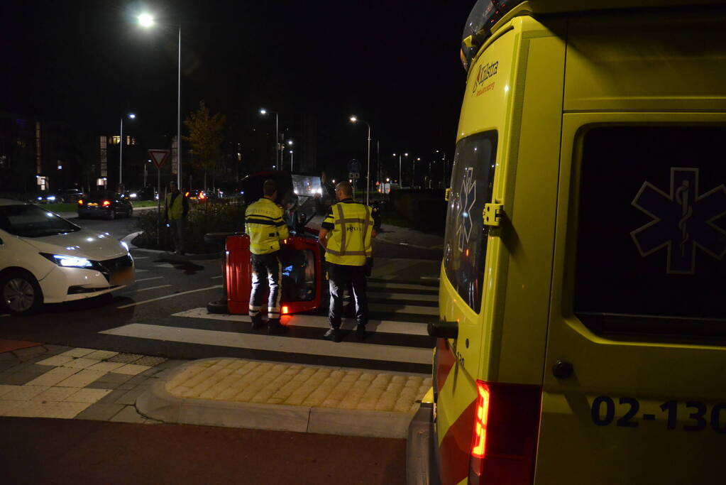 Brommobiel belandt op zijkant bij aanrijding