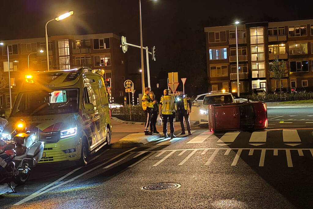 Brommobiel belandt op zijkant bij aanrijding