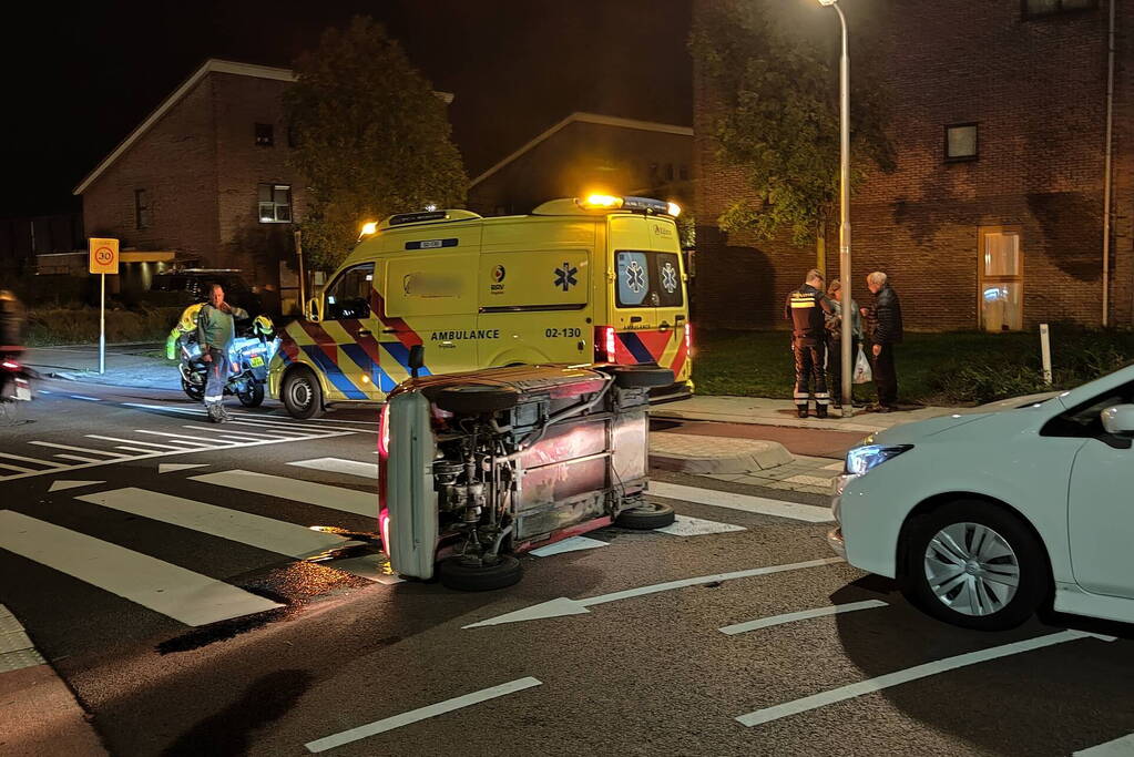 Brommobiel belandt op zijkant bij aanrijding