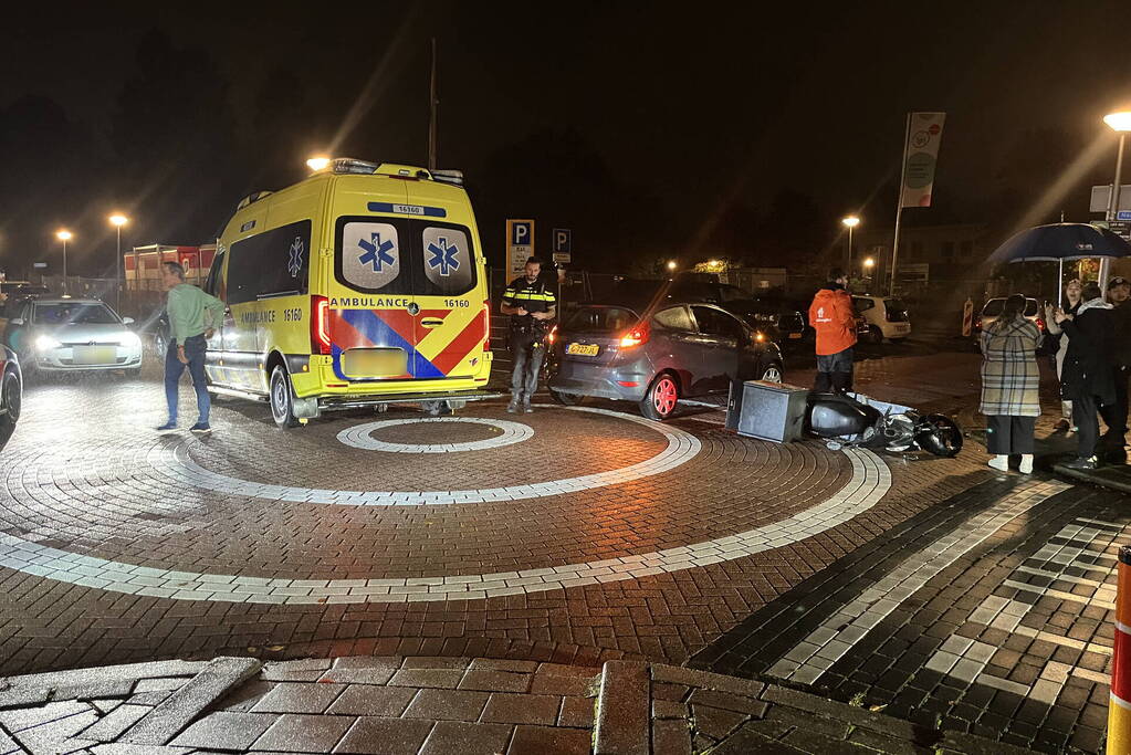 Scooterrijder en automobilist in botsing