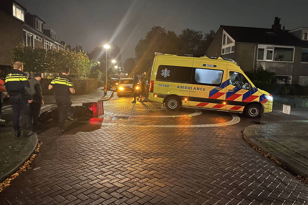 Scooterrijder en automobilist in botsing