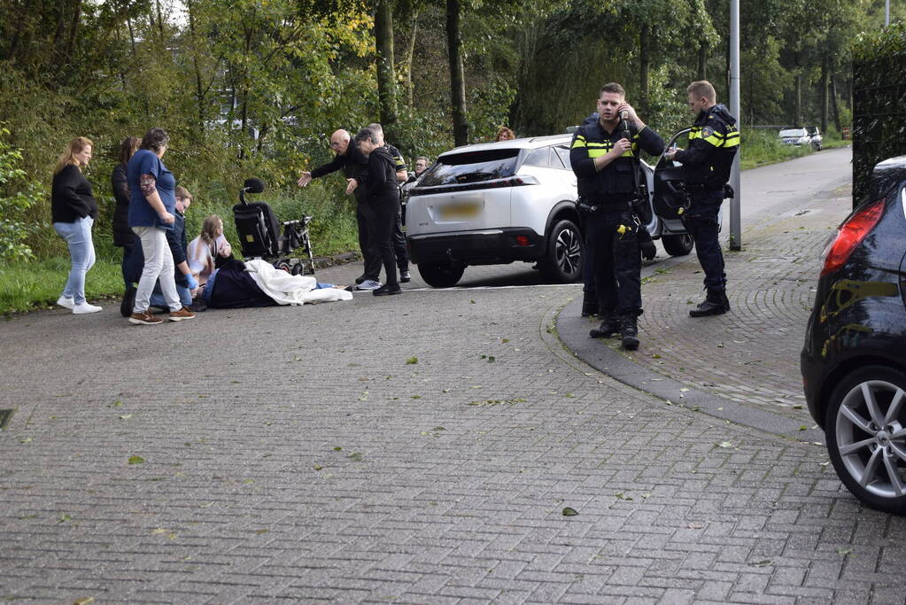 Persoon in rolstoel gewond bij aanrijding