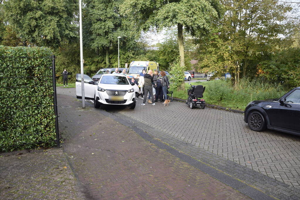 Persoon in rolstoel gewond bij aanrijding