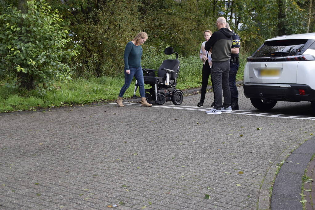 Persoon in rolstoel gewond bij aanrijding