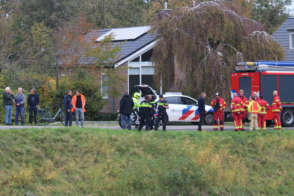 Personenauto rolt kanaal in