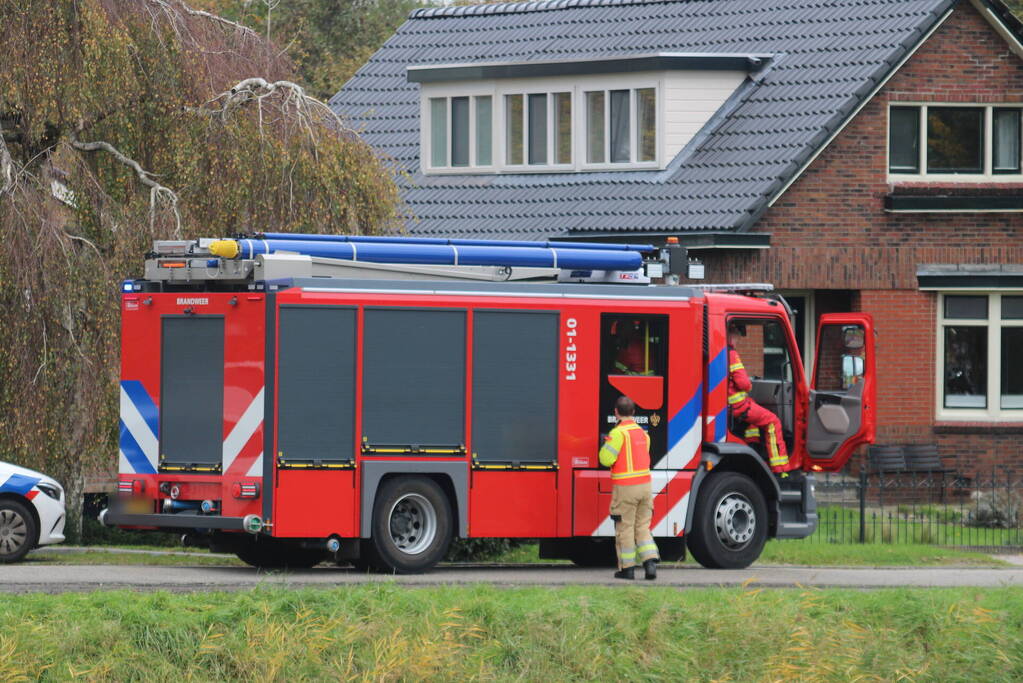 Personenauto rolt kanaal in