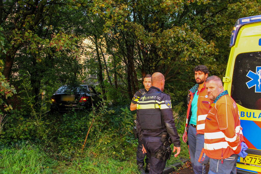 Automobilist raakt van de weg en belandt in bosschage