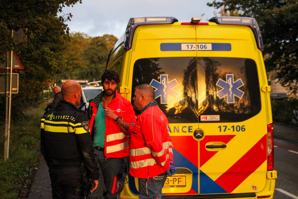 Automobilist raakt van de weg en belandt in bosschage