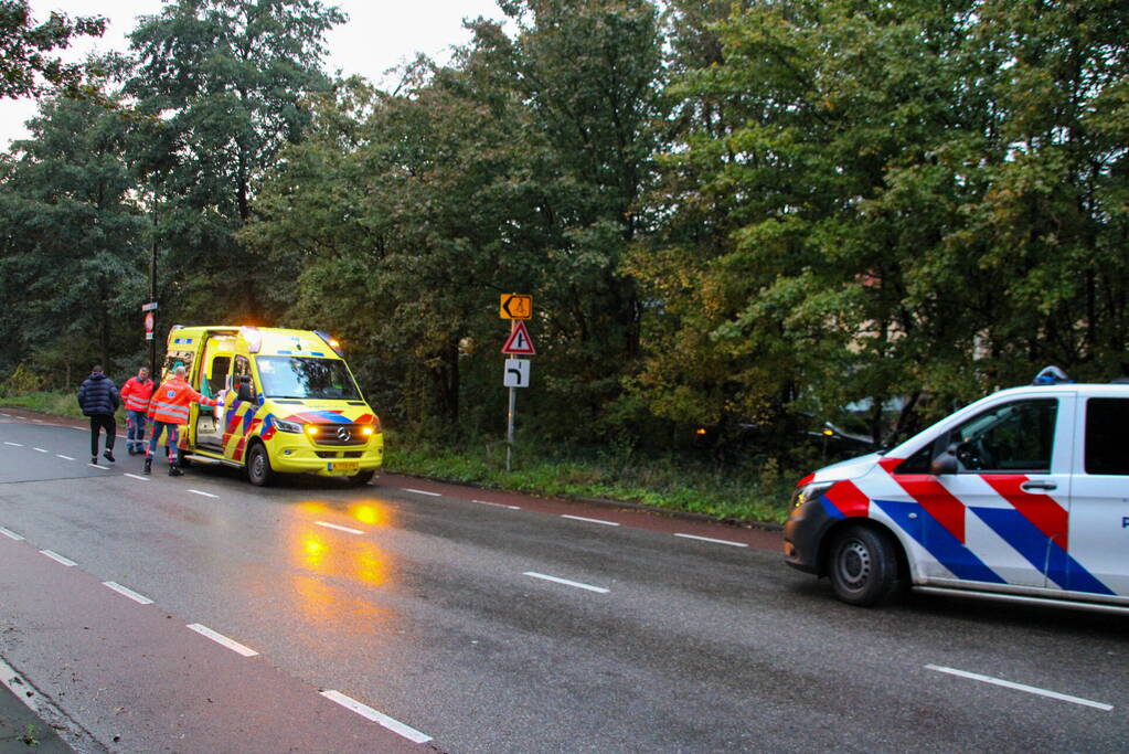 Automobilist raakt van de weg en belandt in bosschage